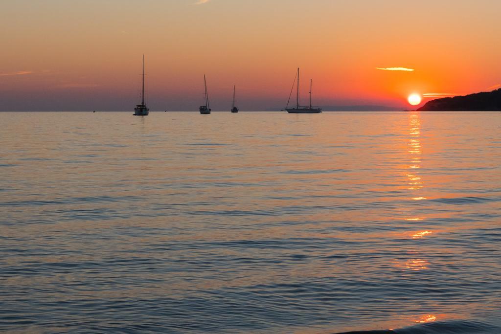 Air Sport Soleil Hotel Hyeres Exterior photo